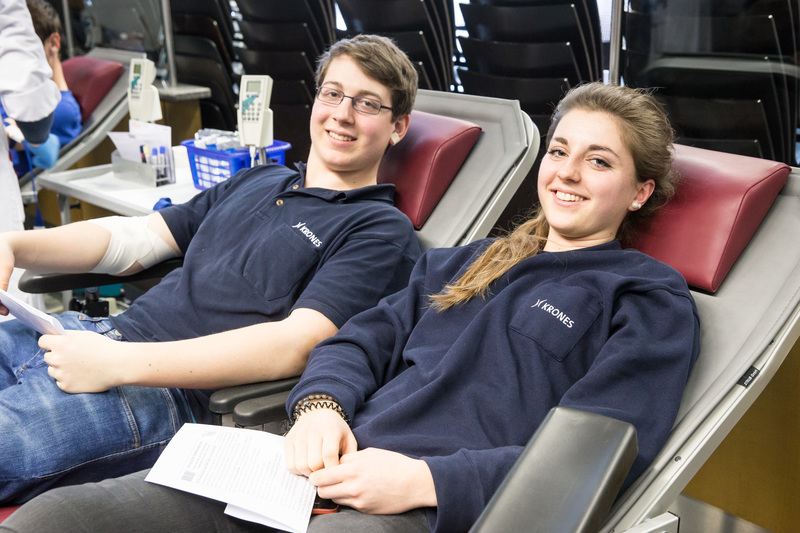 Mehr als 200 Mitarbeiter der Firma Krones engagieren sich regelmäßig seit 35 Jahren mit ihrer Blutspende für andere Menschen. 
